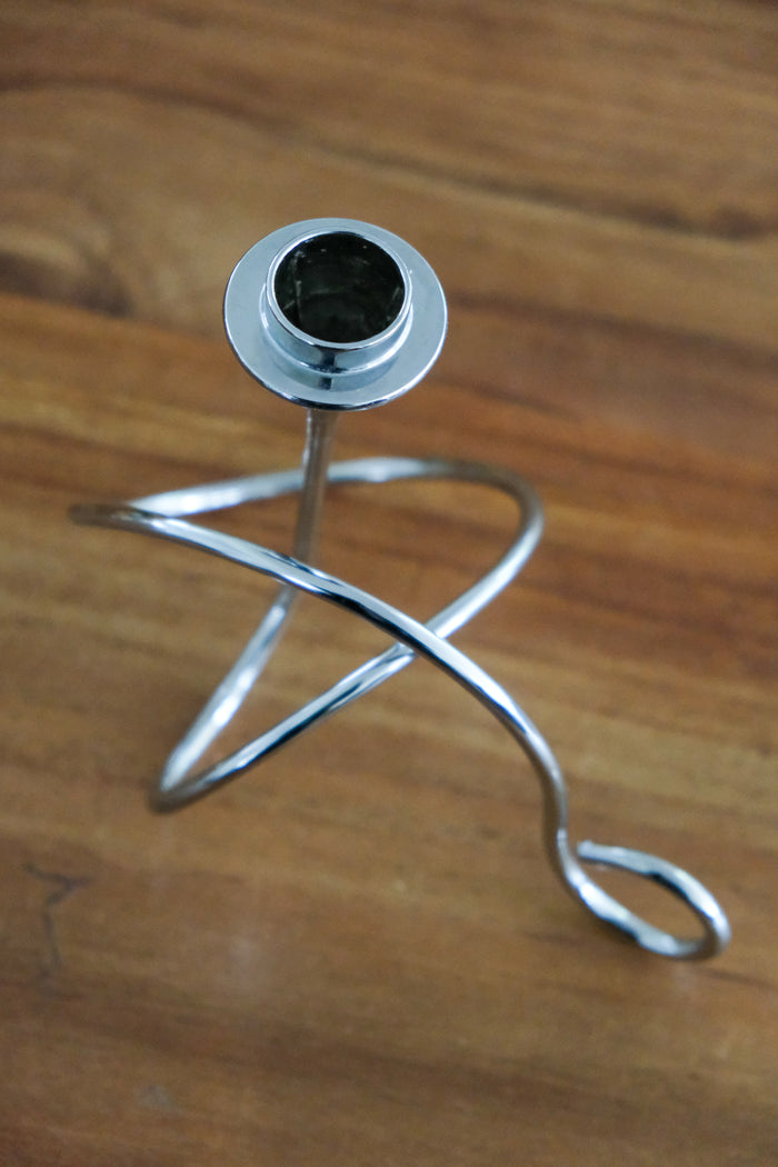 Loop candle holder