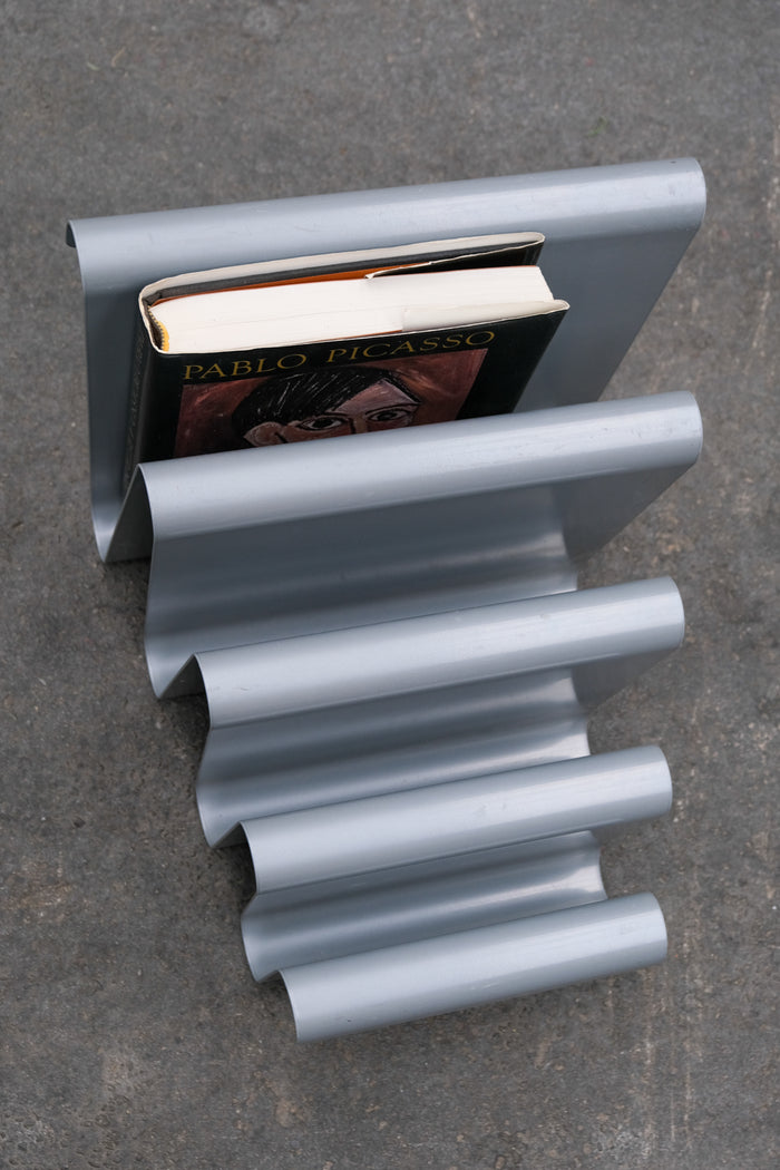 Wavy magazine holder