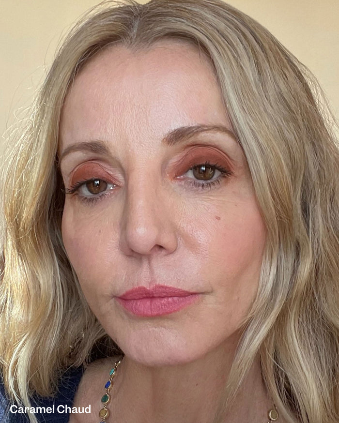 Caramel Chaud. Close-up of a woman with light skin tone wearing warm reddish-brown eyeshadow and pink lipstick.